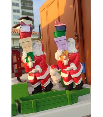 Hediye taşıyan Noel Baba