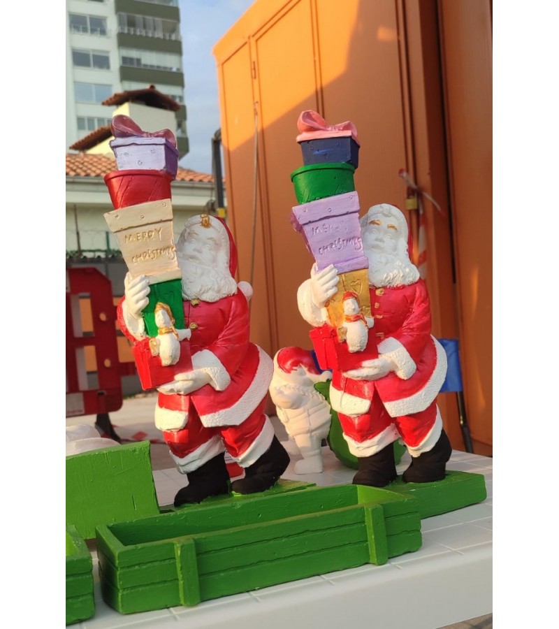 Hediye taşıyan Noel Baba Hediye taşıyan Noel Baba