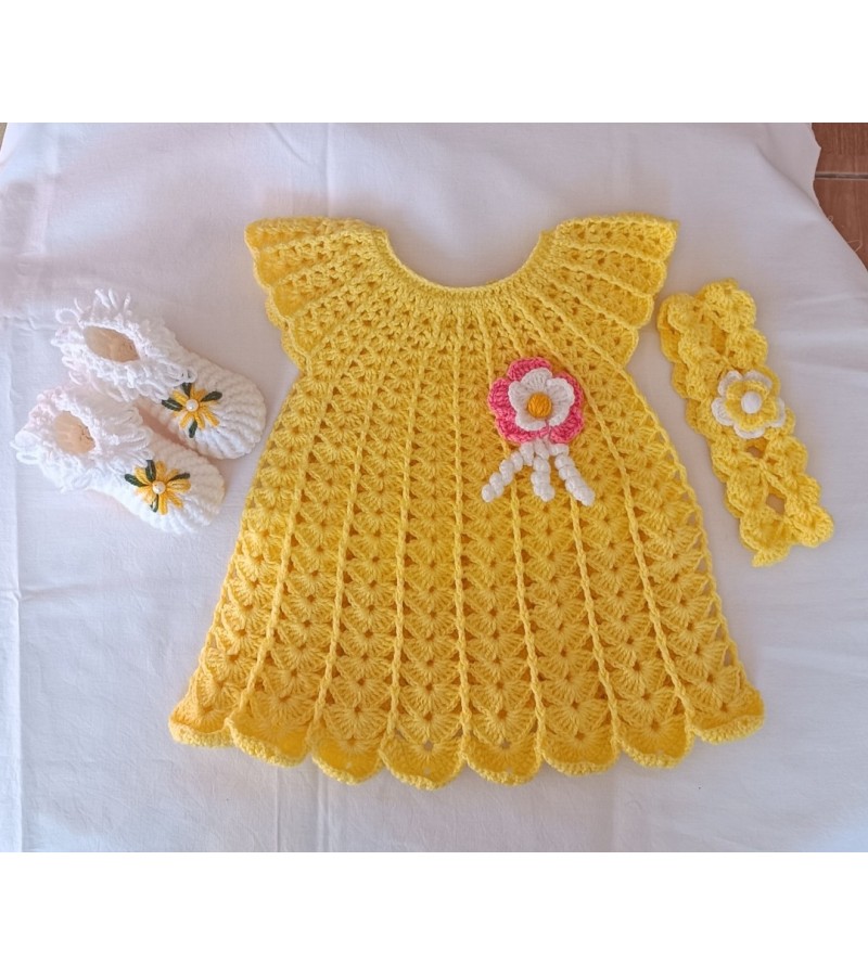 Bebek elbisesi el örgüsü patik ve taç takım Bebek elbisesi el örgüsü patik ve taç takım